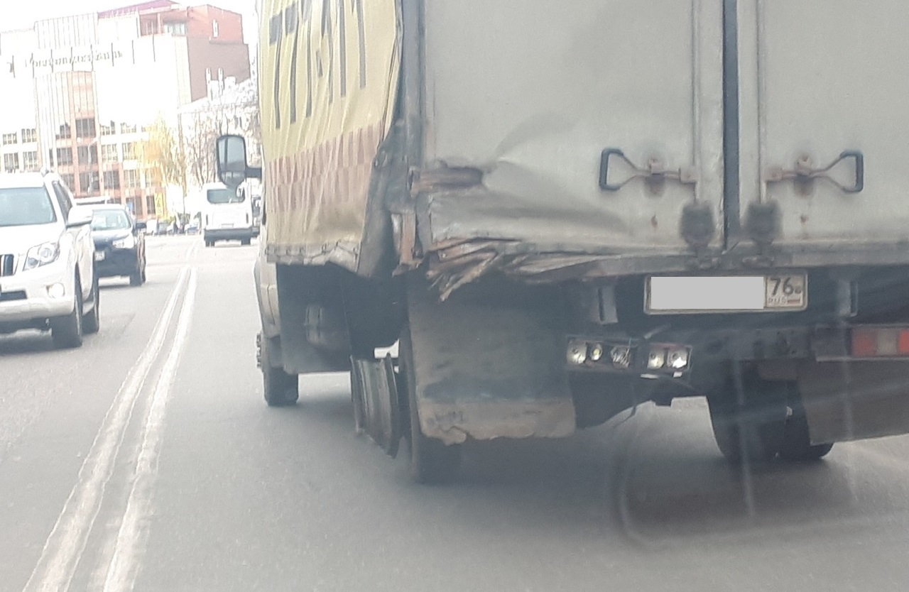 Подбит, но не сломлен: грузовик без колеса проехал по Ярославлю