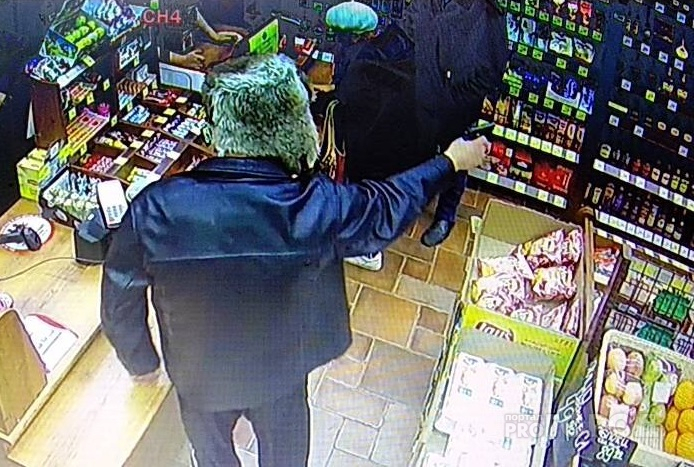 Мужчина с пистолетом ворвался в магазин в Ярославле: подробности