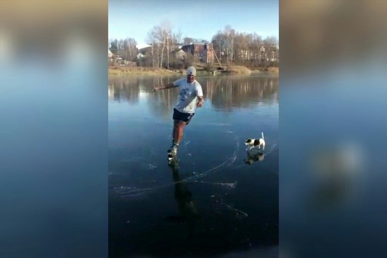 Ярославец в шортиках и его веселый пес открыли сезон катания на коньках: видео