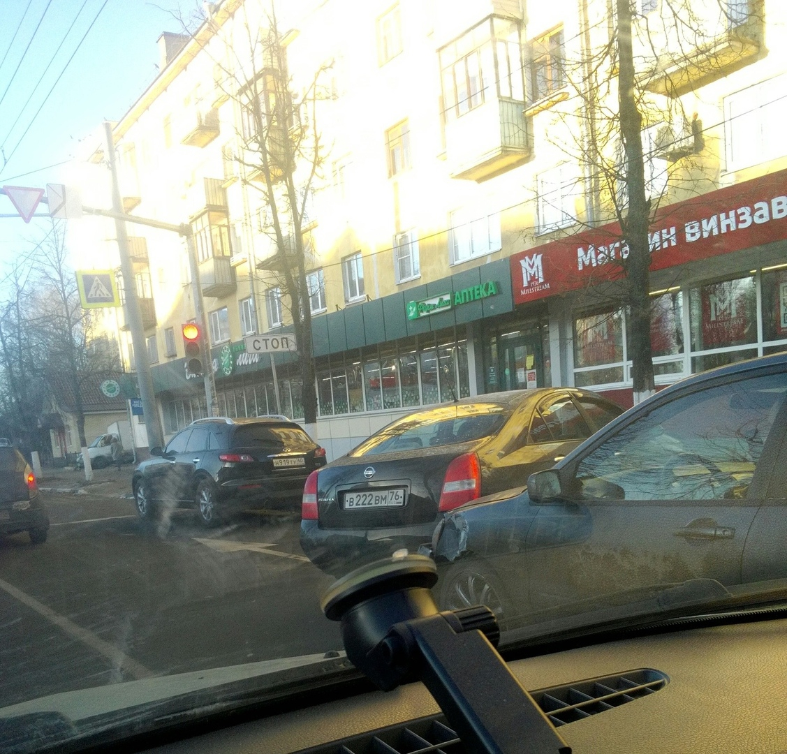 «Дал пенделя»: авария с иномарками произошла в центре Ярославля