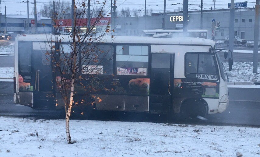 Автобус с пассажирами и маршрутка вспыхнули в Ярославле: кадры