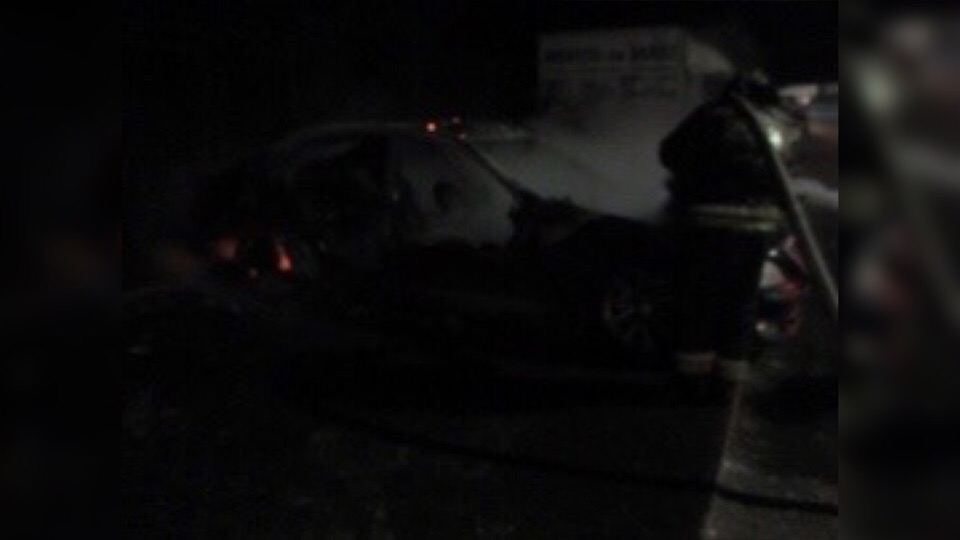 Сгорели миллионы: огонь уничтожил элитное авто в Ярославле