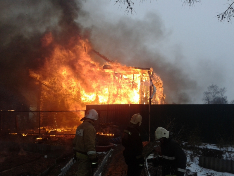 Сгорело все: пожарные четыре часа боролись с огнем в Рыбинске