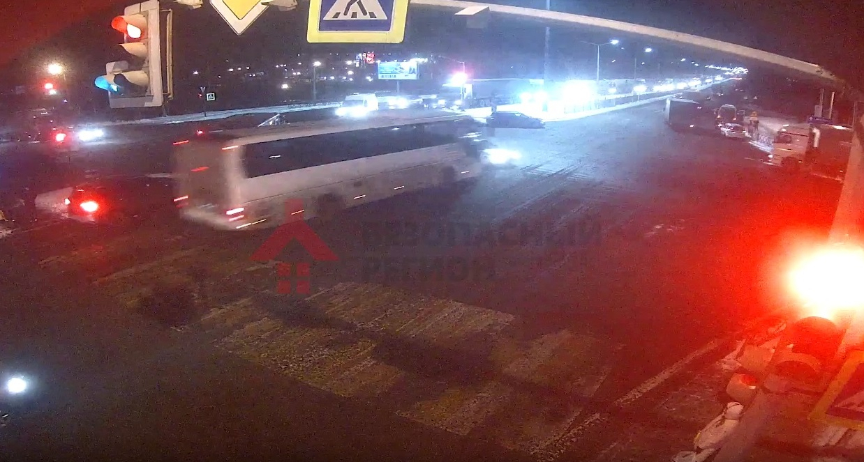 Автобус на полной скорости протаранил легковушку: видео