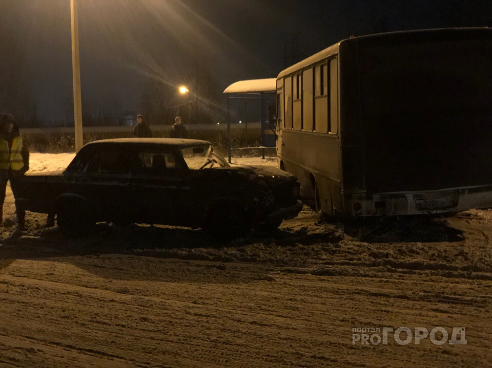 Развернуло в остановку: в Ярославле легковушка врезалась в маршрутку с людьми
