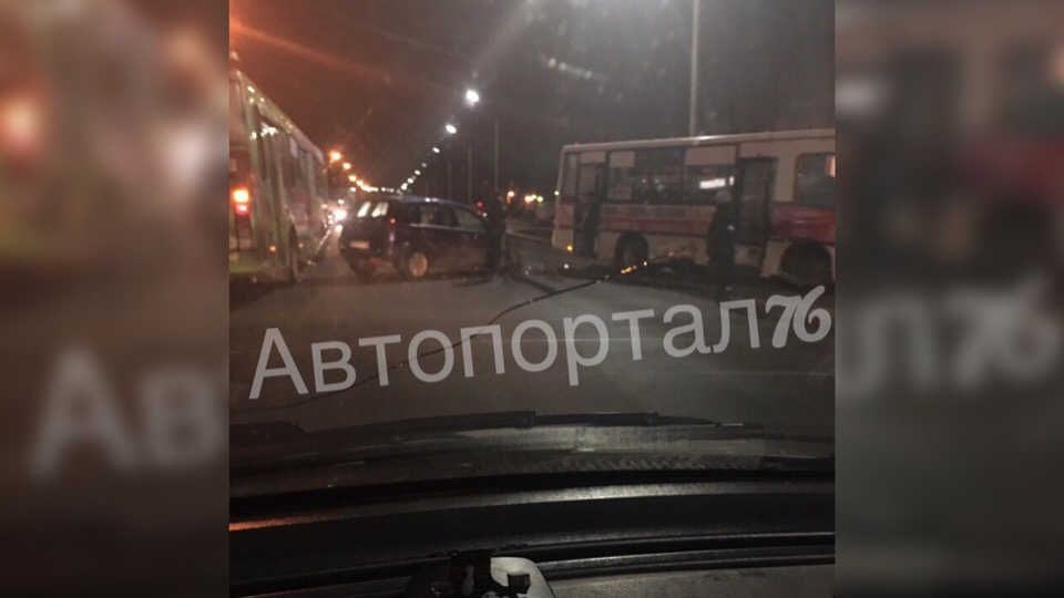 Ходите пешком: в Ярославле вновь авто врезалось в маршрутку с людьми