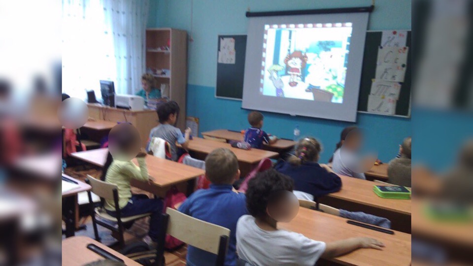 Дарите канцелярку: о запрете на подарки учителям рассказали ярославцам