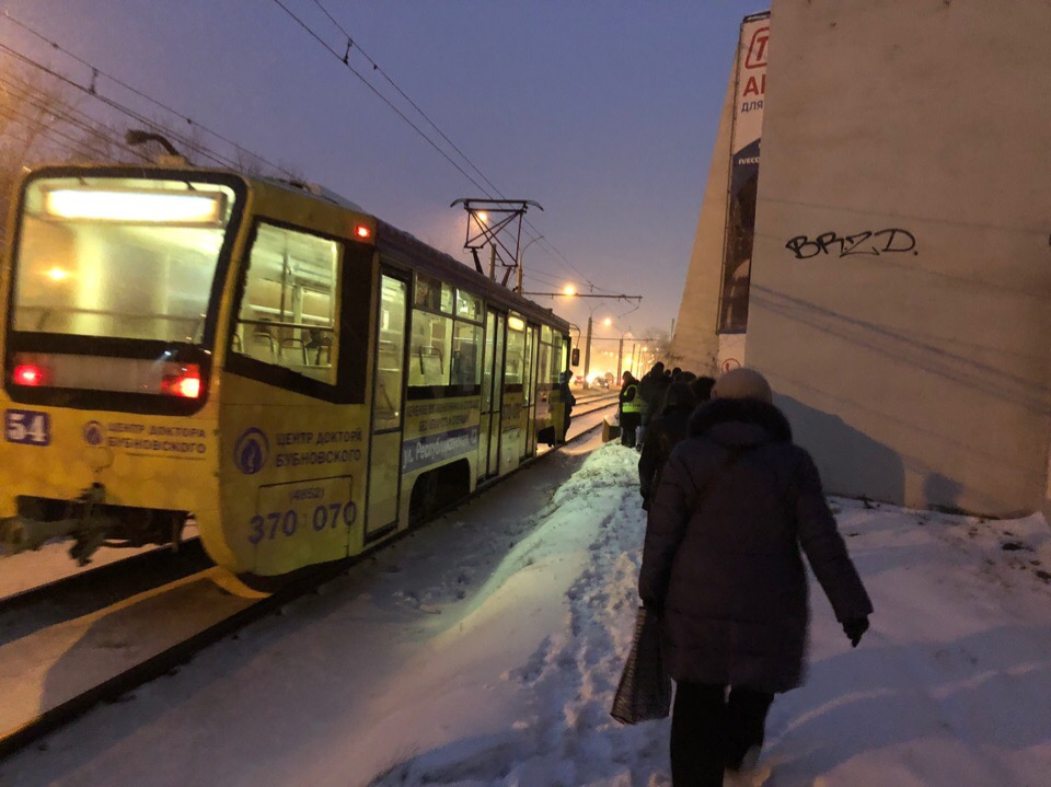 Мы опаздываем и тонем в сугробах: внезапно встали все трамваи в Ярославле