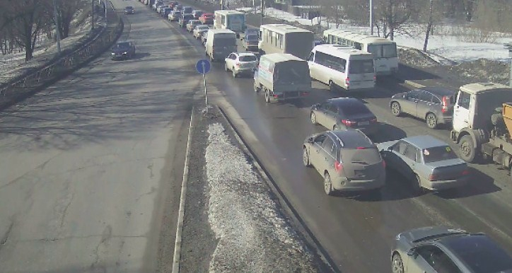 Глохло каждое второе авто: водители жалуются на яму-невидимку в Ярославле
