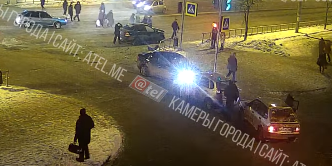 После массового ДТП иномарка отлетела в пешехода: видео из Рыбинска