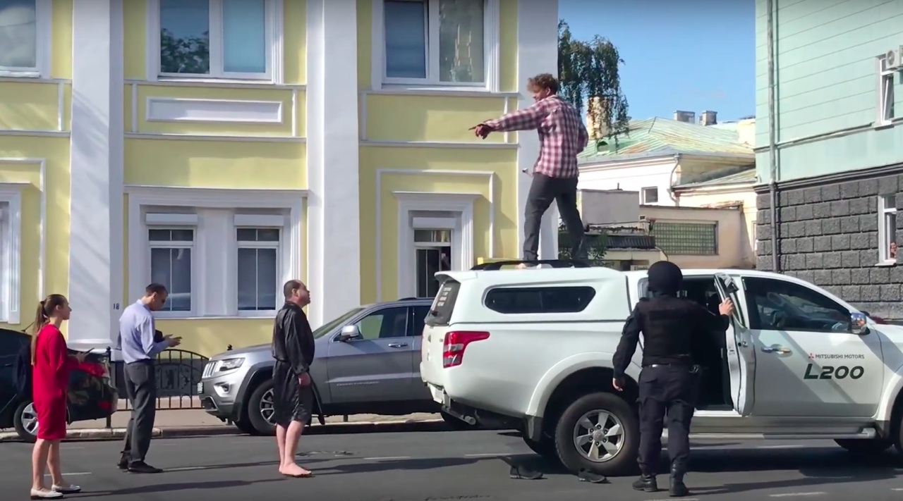 Девушка-знак и танцы  на BMW: что делали прилюдно на улицах ярославцы