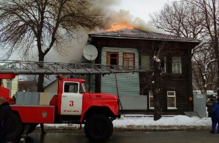 Крики из горящего дома: огонь вспыхнул в Ярославле