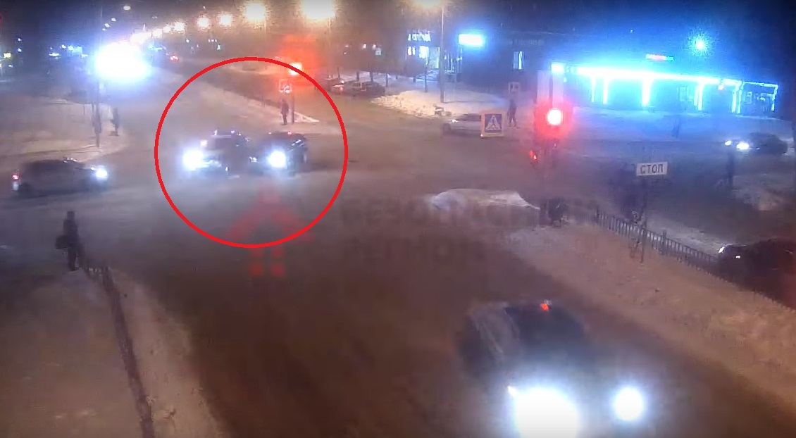 С мигалками на "красный": в сети появилось видео аварии с авто Росгвардии в Ярославле