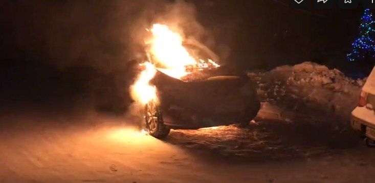 "Сигналка" и горящее авто: ночной пожар напугал жителей Рыбинска. Видео