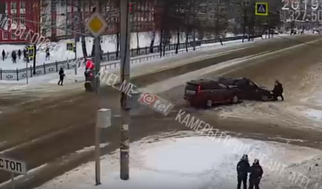 Авто отбросило на прохожих: женщина попала под колеса легковушки в Рыбинске. Видео