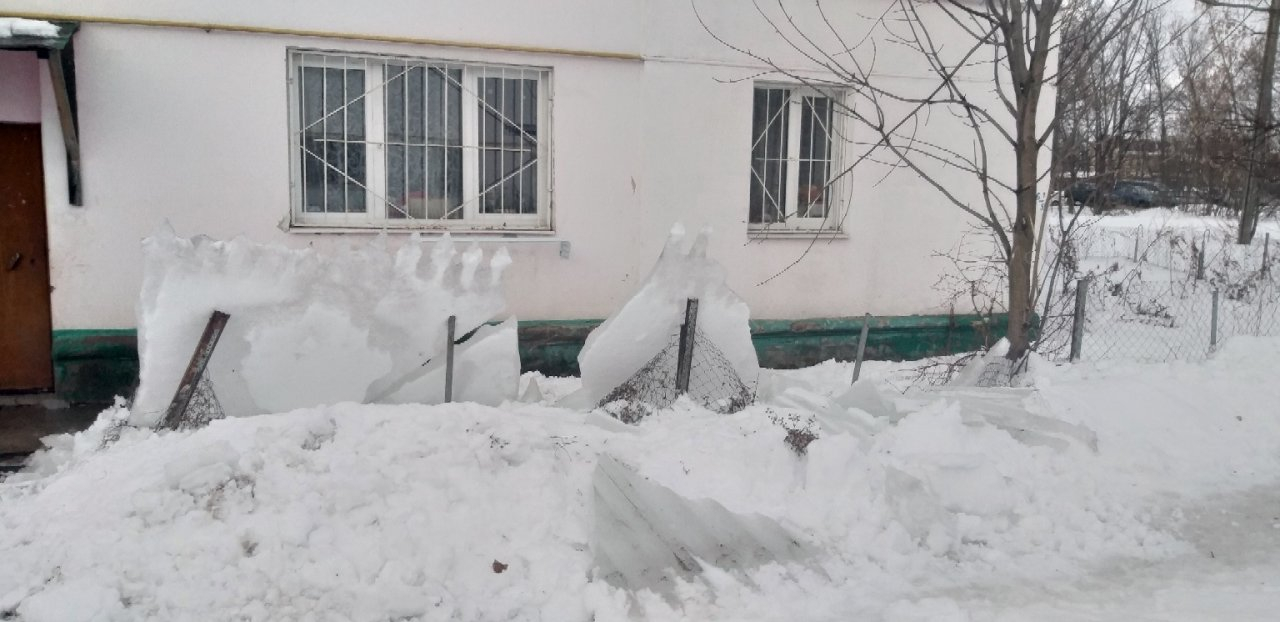 Огромные льдины сломали забор вокруг жилого дома в Ярославле