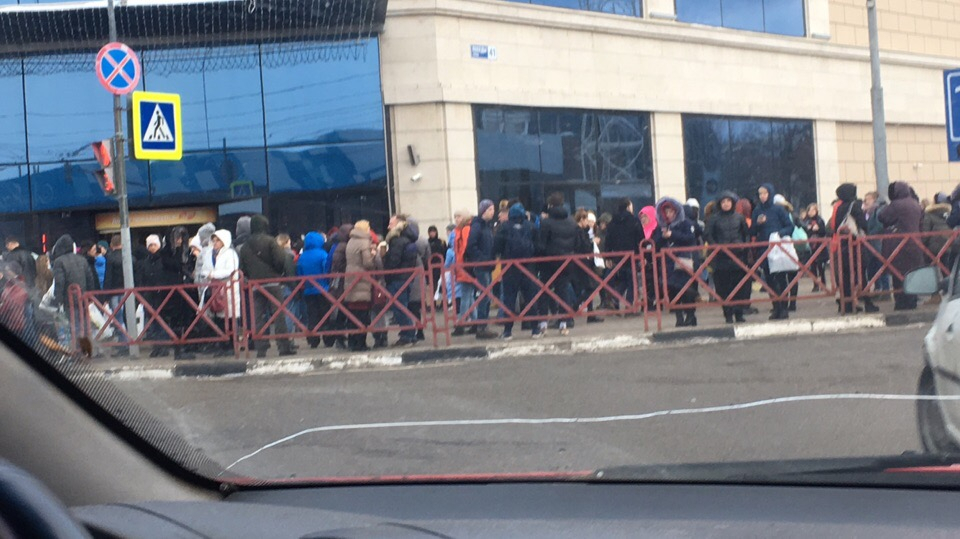 В Ярославле срочно эвакуировали посетителей ТЦ "Аура" после звонка о минировании