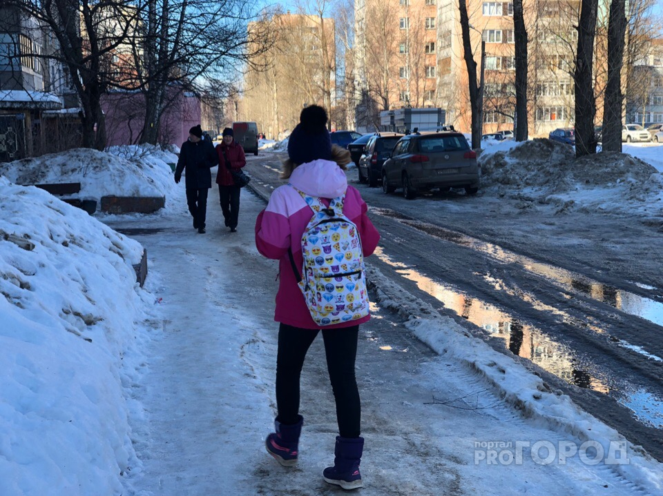 Школьники на улице: в Ярославле продолжается волна эвакуаций