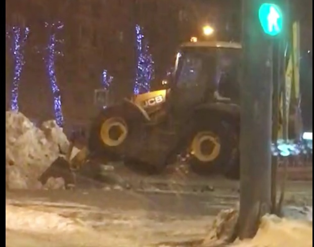 "Как рак лапками": за странным занятием застали снегоуборочный трактор ярославцы. Видео