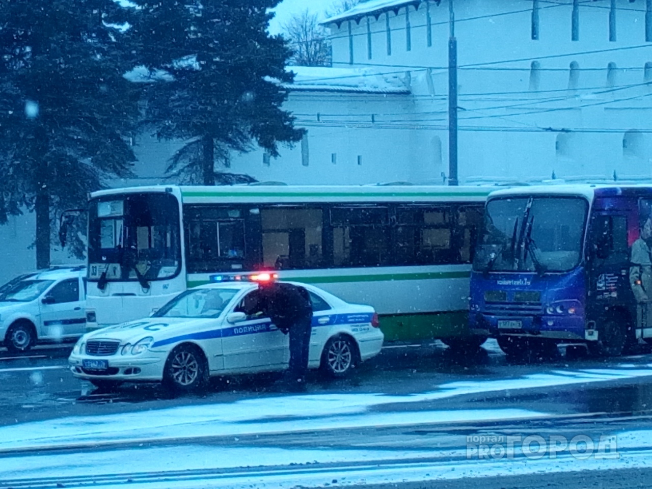 Центр намертво встал в пробку: автобус и маршрутка столкнулись в Ярославле. Кадры