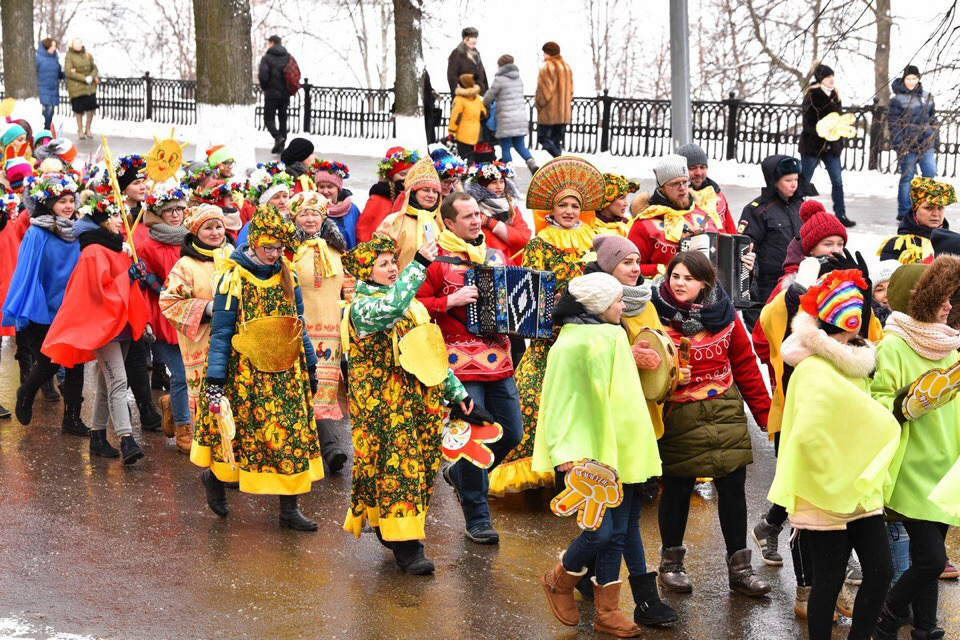 Тысячи ярославцев в карнавальных костюмах: как началась Главная Масленица страны