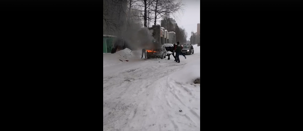 Закидывали огонь снегом: в Брагино вспыхнул автомобиль. Видео
