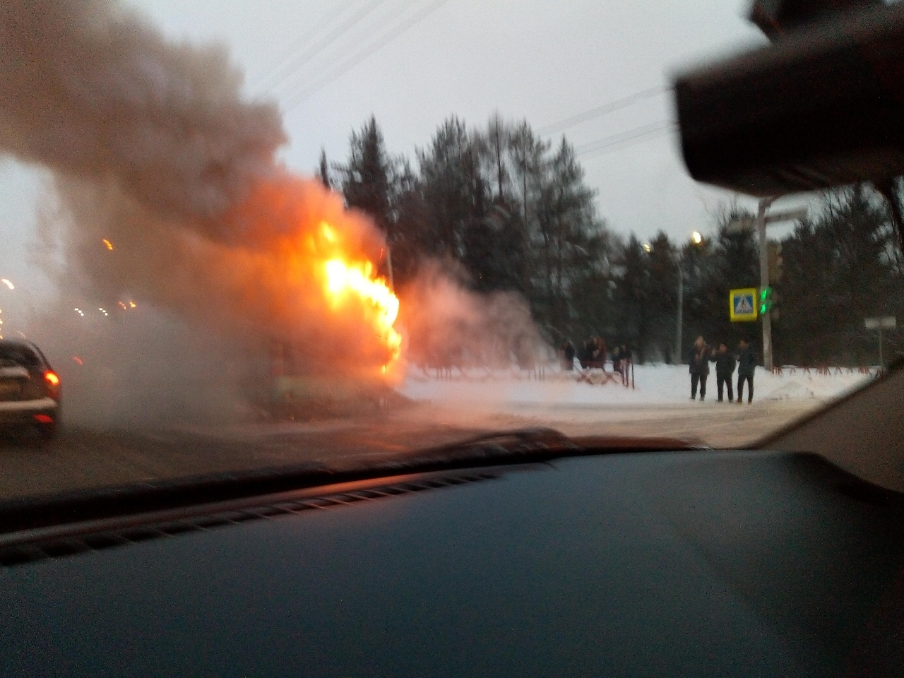 Провода рвались от огня: видео пожара в автобусе на Московском проспекте