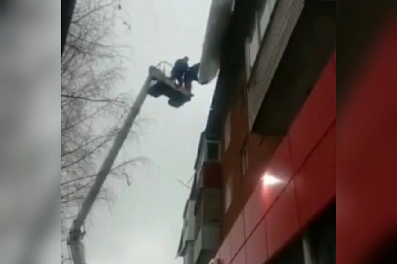 "Разрушили магазин за минуту": опасную очистку крыш засняли на камеру ярославцы