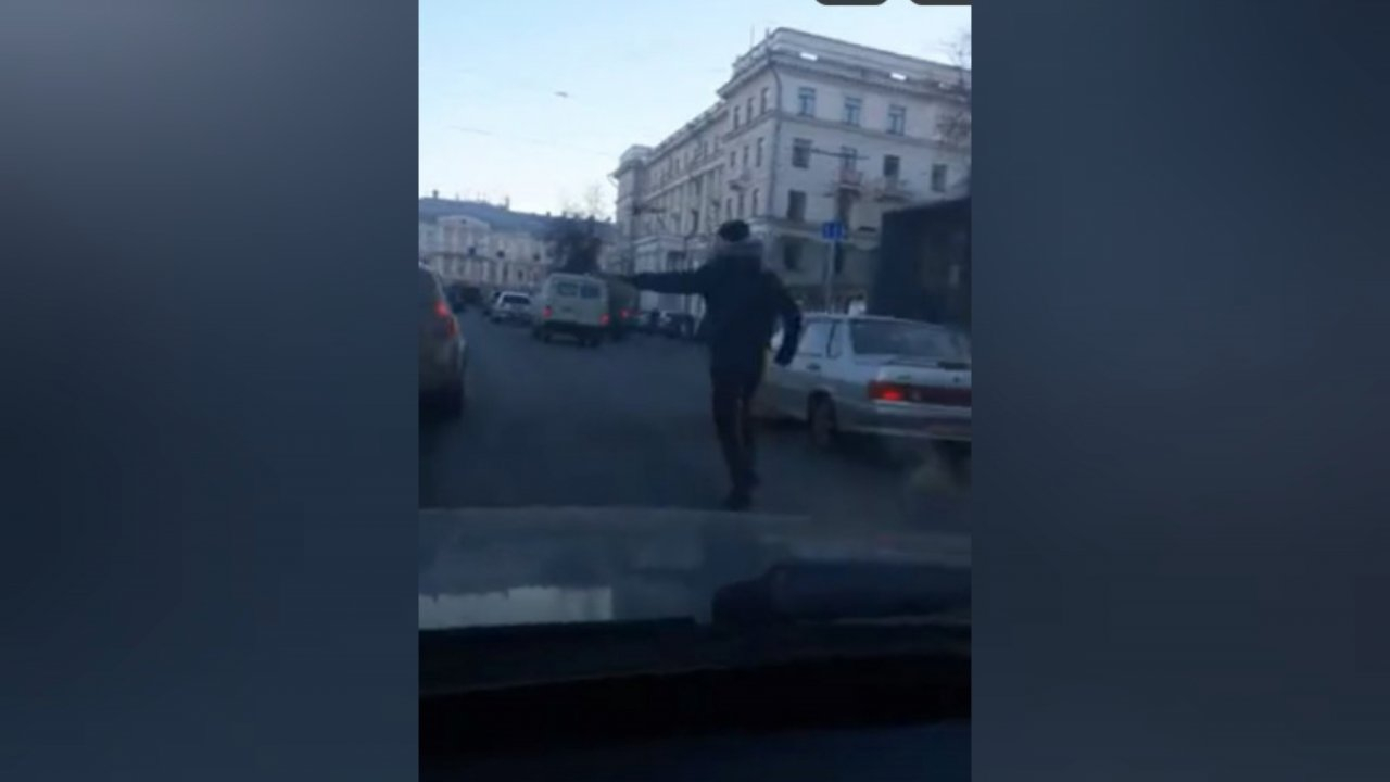 Форрест Гамп по-ярославски: странного спортсмена водители сняли на видео