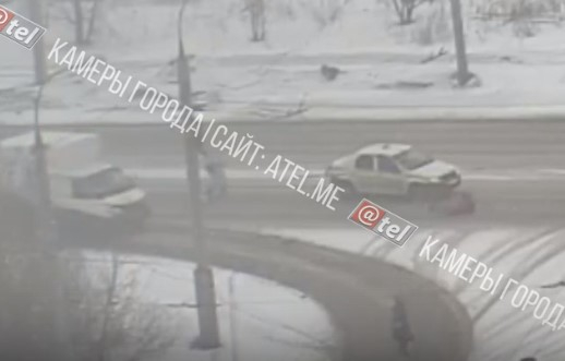 Таксист сбил пешехода и уехал с места аварии: видео из Рыбинска