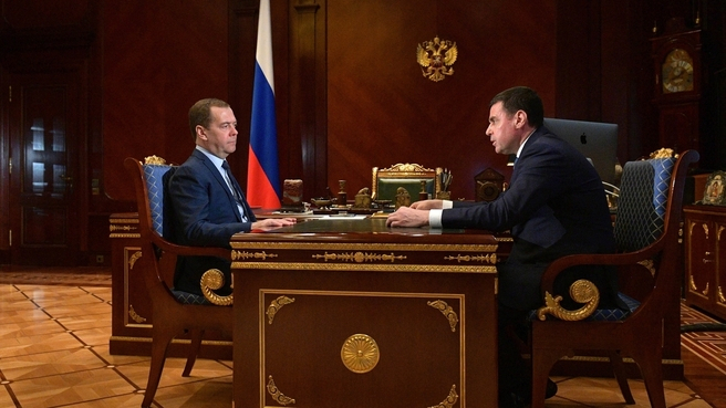 "Зарплата выросла": губернатор рассказал о доходах ярославцев Медведеву