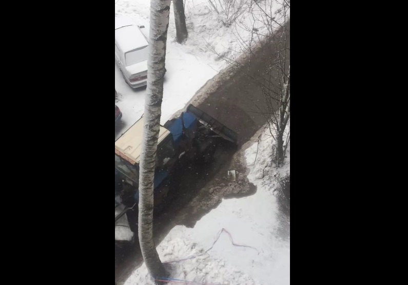 "Хорошо, что не ведерком": ярославcкие коммунальщики вычерпывают лужи. Видео