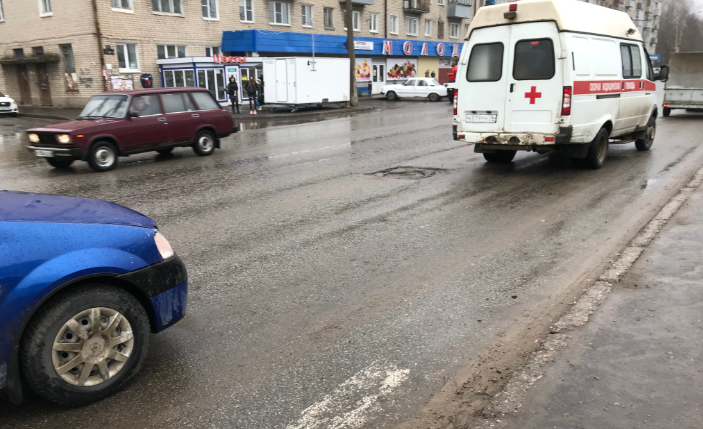 Визг тормозов и крик прохожих: иномарка сбила девушку на переходе в Рыбинске