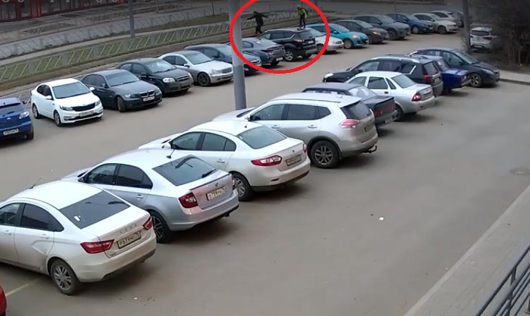 Прыгали и уродовали авто: в Ярославле ищут подростков-вандалов. Видео