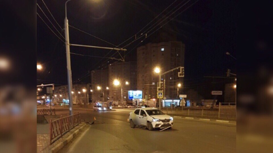 Восемь стопок водки и на работу: таксист снес столб в Ярославле