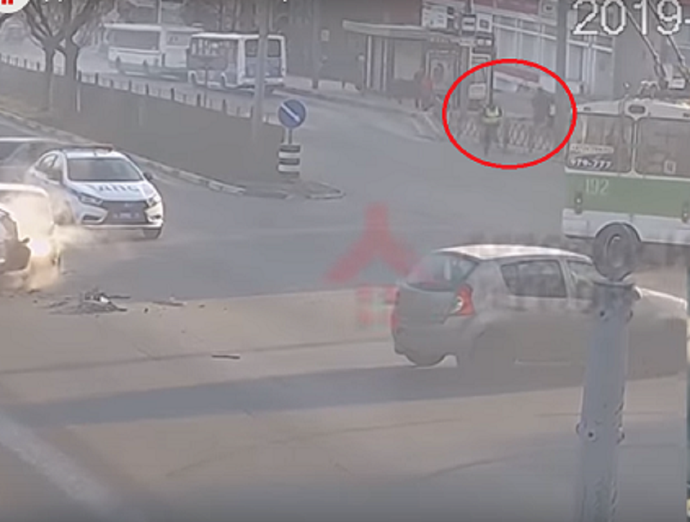 Удирающий от гаишников неудачник протаранил микроавтобус в Ярославле: видео