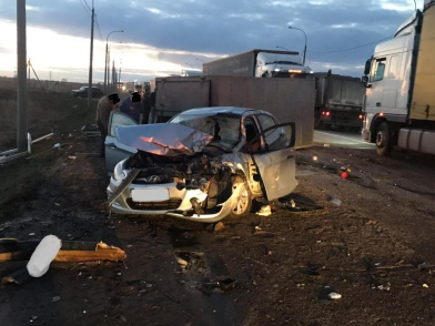 Водители кинулись к искореженному авто: подробности аварии на окружной в Ярославле