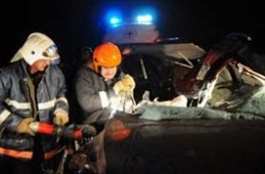 Мужчин сдавило в исковерканном авто: подробности смертельного ДТП под Ярославлем