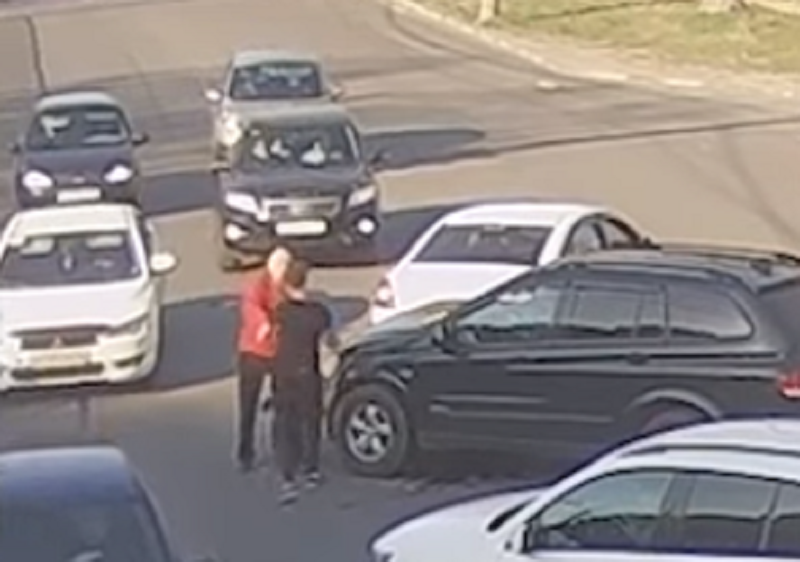 Попавшие в ДТП водители устроили разборки на дороге в Ярославле: видео