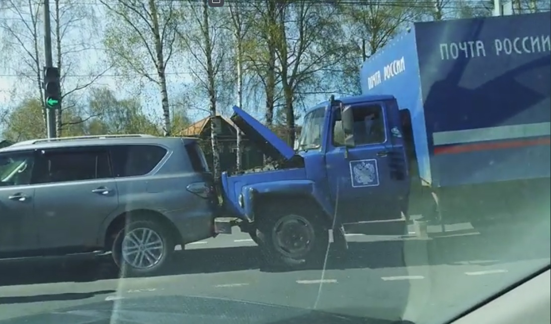 Она еще и "паровозики собирает": почтовый грузовик протаранил легковушки в Ярославле