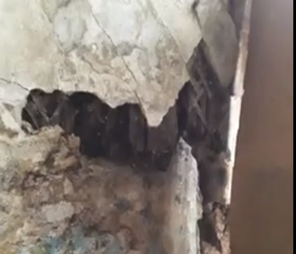 Часть стены обвалилась в одной из многоэтажек в Ярославле. Видео