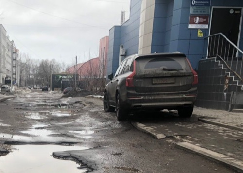 Колдобины и пробитые шины: нашли девять самых опасных ярославских дорог
