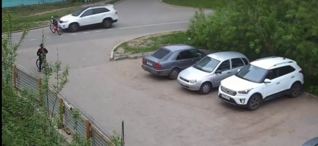Головой в лобовое: иномарка на скорости сбила школьника в Ярославле. Видео