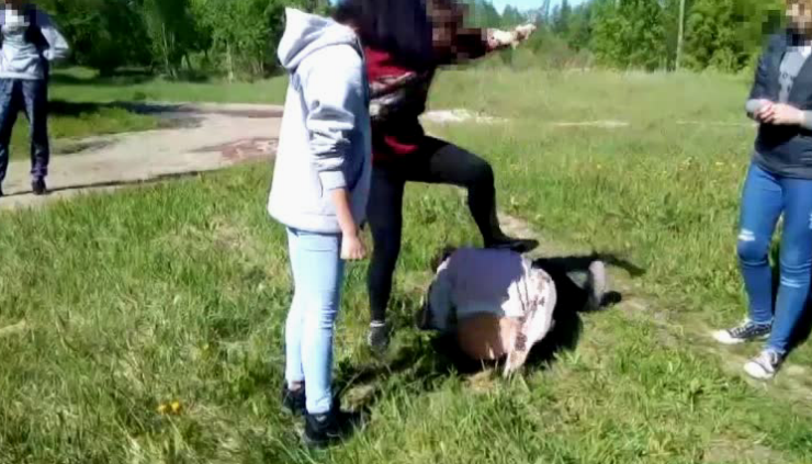 "Пинали по голове за парня": ярославцы в ужасе от поступка школьниц, избивших одноклассницу