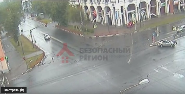 Разлетелись, как кегли: в Ярославле автомобиль врезался в торговый центр. Видео