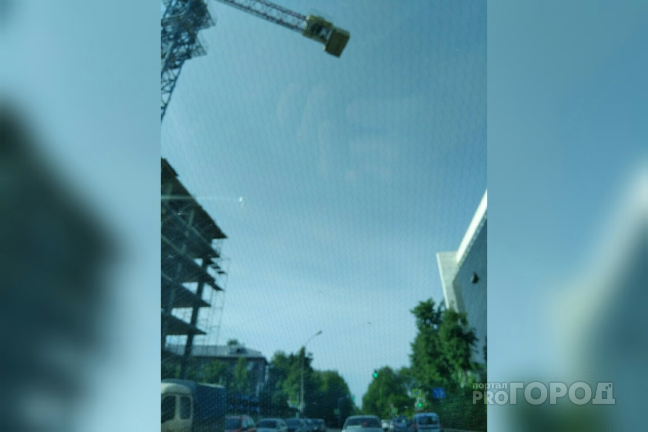 "Долго мучиться не будешь": строительный кран над дорогой в Ярославле напугал горожан