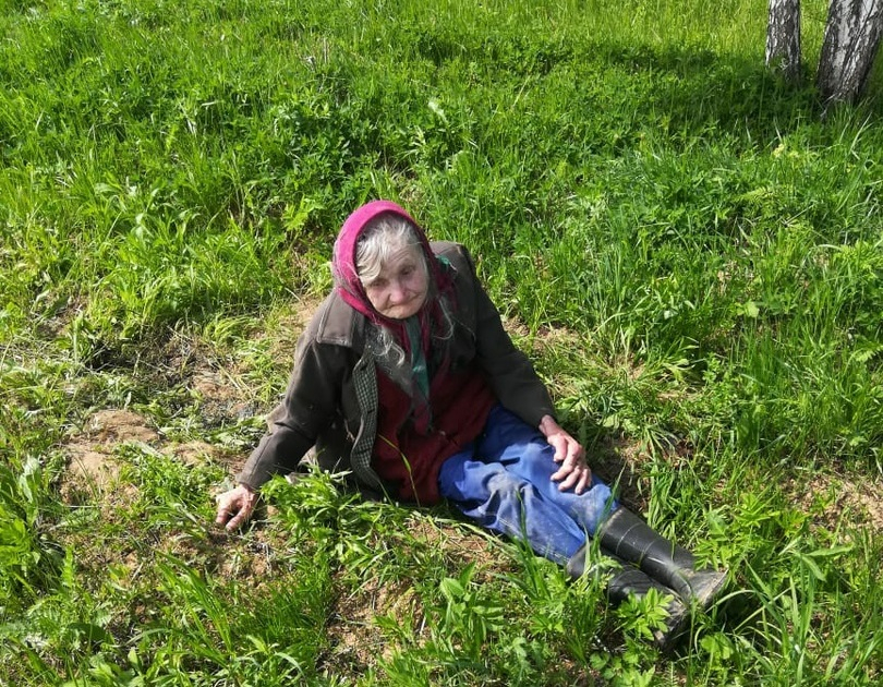 Ела листья и траву: после недели в лесу истощенную бабушки нашли под Ярославлем
