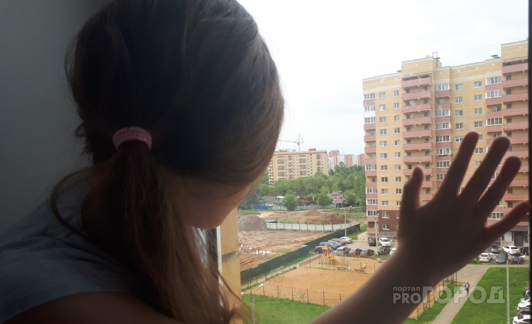 Теряем сотни детей: россиян заставят переделать окна ради малышей