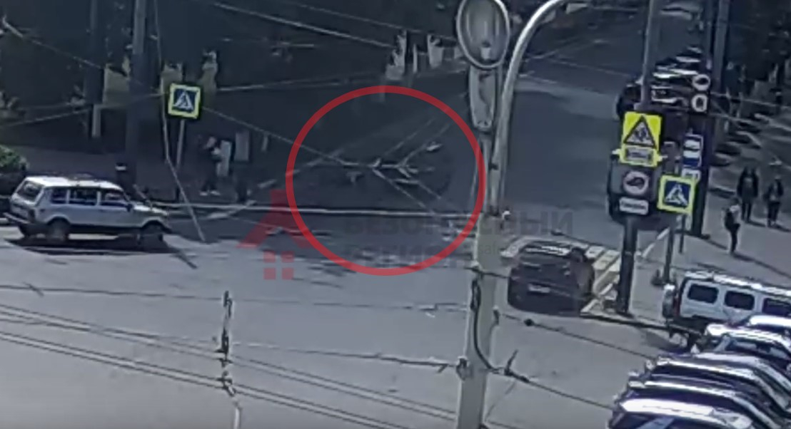 Рухнул головой об асфальт: в центре Ярославля сбили пешехода. Видео