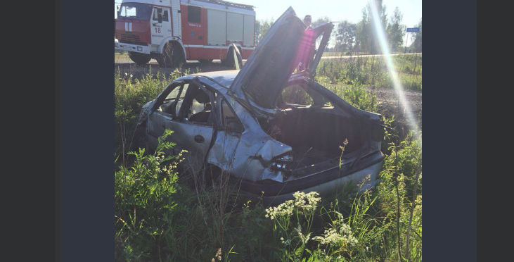 Иномарка на бешеной скорости вылетела с трассы: двое пострадали в ДТП под Ярославлем